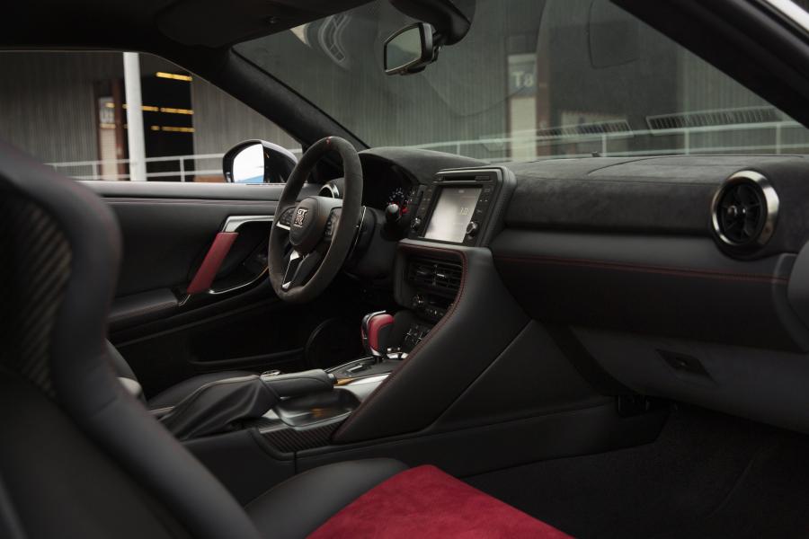 Интерьер Nissan GT-R Nismo (R35) 2016 года  (WW) (фото 13 из 41)